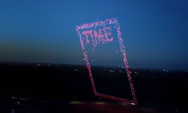 Μαγική εικόνα: 958 drones σχηματίζουν το εξώφυλλο του περιοδικού Time! (vid)
