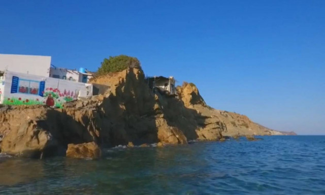 Εικόνες που κόβουν την ανάσα στην Κρήτη: Αυτό το σπίτι... κρέμεται στο γκρεμό (vid)