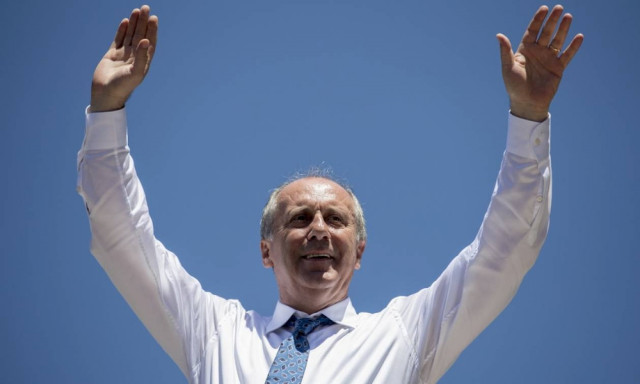 Ο Ιντζέ ξεμπροστιάζει τον Ερντογάν: «Σας κρύβει ότι μιλάει μέσα από οθόνη» (vid)