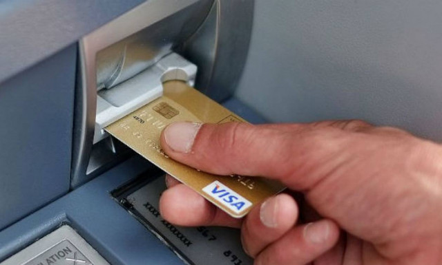 Σε πολύ υψηλά επίπεδα η χρήση πλαστικού χρήματος