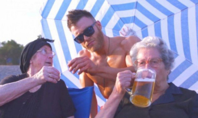 Κρήτη: Οι γιαγιάδες ξαναχτυπούν και πίνουν «Just μπύρες» δίπλα στο κύμα (vid)