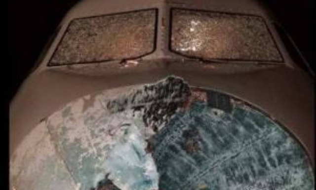 Θρίλερ στον αέρα: Χαλάζι κατέστρεψε το ρύγχος αεροσκάφους (pics)