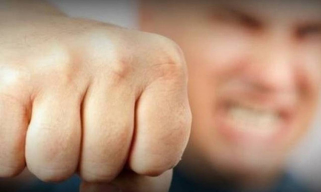 Λαμία: Γρονθοκόπησε αστυνομικό γιατί έβγαζε φωτογραφίες την εγγονή του!