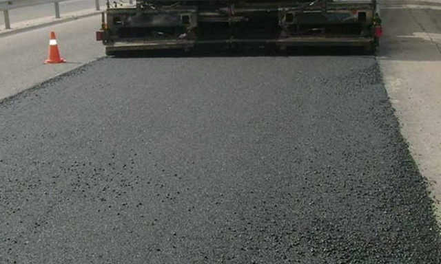 Απίστευτο κι όμως ελληνικό: Δείτε σε ποια περιοχή ασφαλτόστρωσαν το... μισό δρόμο (vid)