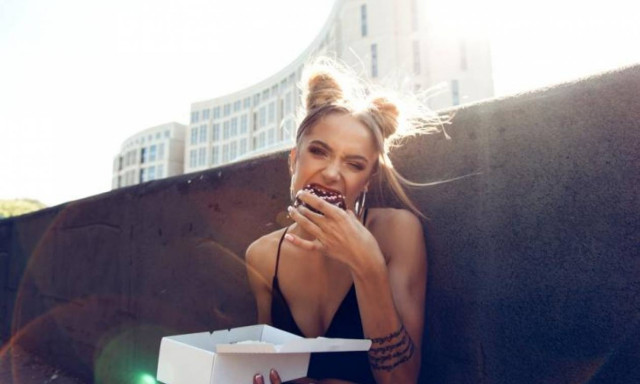 Σαββατοκύριακο μεσ’ την κραιπάλη; 3 tips διατροφολόγου για να μην σου στοιχίσει σε κιλά