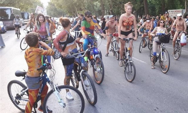 Θεσσαλονίκη: Τα πέταξαν όλα και έκαναν γυμνοί ποδήλατο (vid+pics)