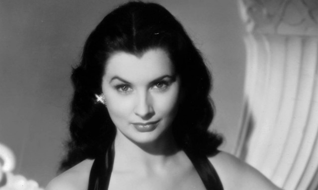 Eunice Gayson: Πέθανε το πρώτο κορίτσι του Τζέιμς Μποντ (Pics+Vids)