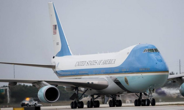 Συναγερμός στη Σούδα: Προσγειώθηκε το εφεδρικό Air Force One του Τραμπ