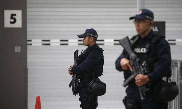 Απελαύνονται δημοσιογράφοι και πολίτες από τη Σιγκαπούρη – Βρέθηκε υλικό βομβιστικής επίθεσης