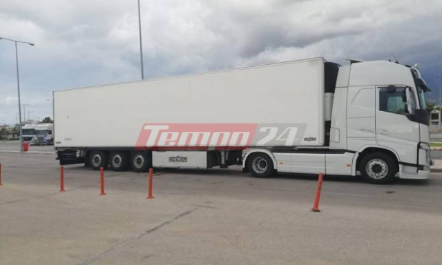 Τραγωδία στην Πάτρα: Νεκρός ο μετανάστης που παρασύρθηκε από νταλίκα στο λιμάνι (Pics+Vids)