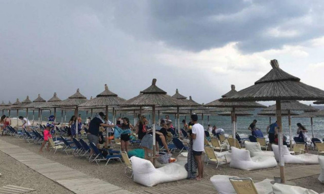 Ξαφνικό μπουρίνι στη Χαλκιδική: Απίστευτες εικόνες (pics+vid)