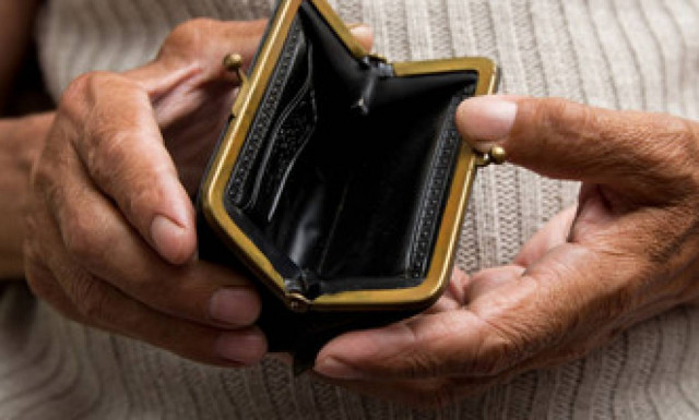 «Τσεκούρι» στις συντάξεις: Ποιοι χάνουν ακόμα και δύο μηνιάτικα