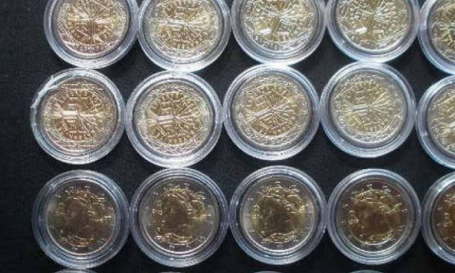 Προσοχή στα ρέστα που σας δίνουν, κυκλοφορούν «ψεύτικα» 2ευρα!