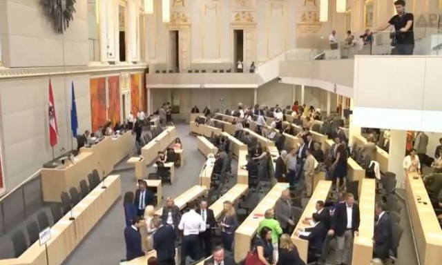 Αποχώρησαν οι γυναίκες βουλευτές από ορκωμοσία στην αυστριακή Βουλή (vid)