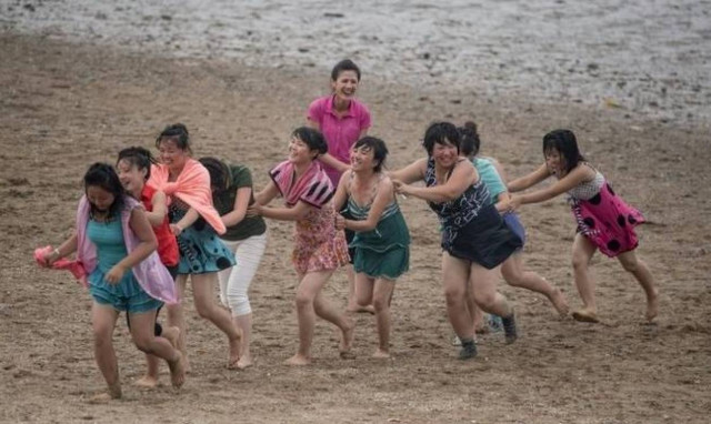 Αυτό είναι το σπάνιο βίντεο από beach party στη Βόρεια Κορέα που ο Κιμ Γιονγκ Ουν θέλει να δεις