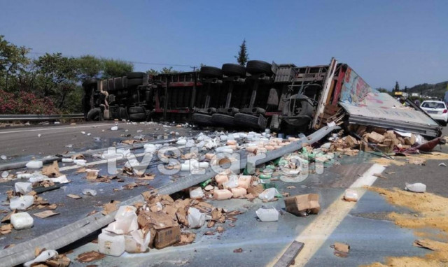 Τροχαίο ΤΩΡΑ στην Ε.Ο. Αθηνών - Λαμίας - Νταλίκα πέρασε στο αντίθετο ρεύμα (pics)