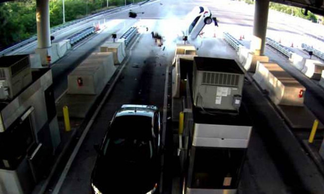 Σοκαριστικό τροχαίο στα διόδια: Επιβάτης εκτοξεύτηκε από το παρμπρίζ (pics+vid)