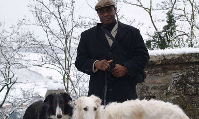 Έβγαλε βόλτα τα σκυλιά του και βρέθηκε κατηγορούμενος για ληστεία επειδή... (pics)