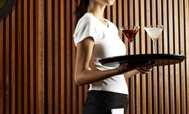 Λαμία: Απατημένη σύζυγος μπούκαρε σε καφετέρια και έσυρε από τα μαλλιά τη σερβιτόρα