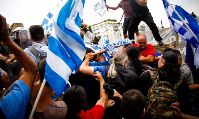 Επεισόδια, χημικά και τραυματίες στο συλλαλητήριο για τη Μακεδονία στο Σύνταγμα