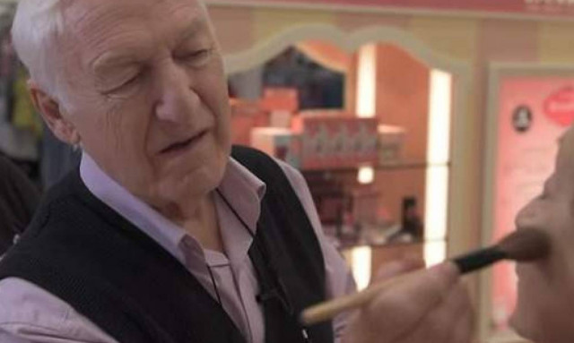 Συγκλονιστικό: Ένας 84χρονος μαθαίνει μακιγιάζ για να βάφει τη σύζυγό του που θα μείνει τυφλή(vid)