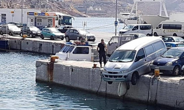 Απίστευτο! Σχοινί πλοίου παρέσυρε Ι.Χ. στην Κάλυμνο