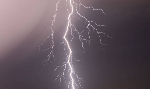 Βίντεο - ΣΟΚ από τη Ρόδο: Έπιναν καφέ και «έσκασε» κεραυνός στο τραπέζι τους!