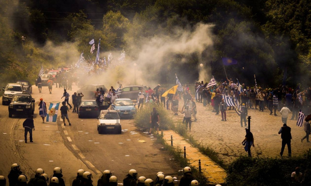 Πρέσπες: Νέα ένταση και χημικά μεταξύ διαδηλωτών και αστυνομίας (pics&vids)