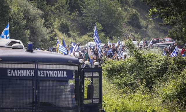 Πρέσπες: Ένταση ανάμεσα σε αστυνομικές δυνάμεις και διαδηλωτές (pics&vids)