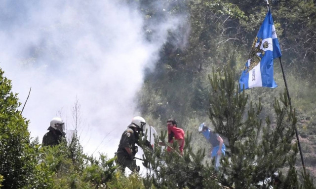 Επεισόδια στις Πρέσπες: Τραυματίες και χημικά στη συγκέντρωση για τη Μακεδονία (pics&vids)