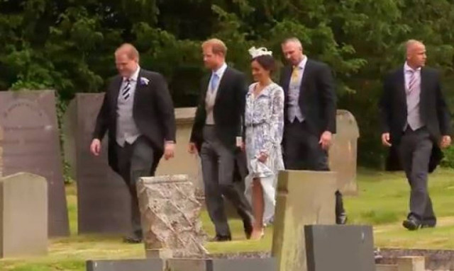 Οι γόβες στιλέτο της Mέγκαν Μάρκλ και η παρ' ολίγον... τούμπα! (vid)