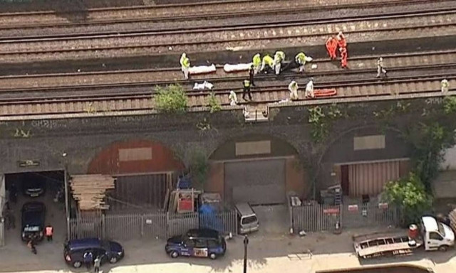 Φρικτό δυστύχημα στο Λονδίνο: Τρένο χτύπησε και σκότωσε τρία άτομα (pics&vid)