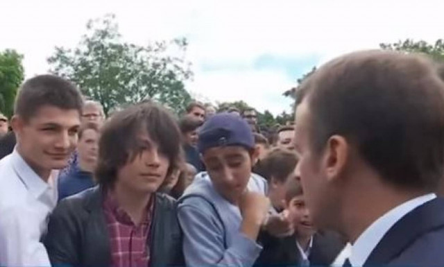 Ο Μακρόν κατσάδιασε έφηβο που... τόλμησε να τον αποκαλέσει «Μανού» (vid)