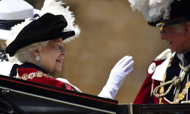 Η βασίλισσα Ελισάβετ εμφανίστηκε με βελούδινη κάπα και φτερά