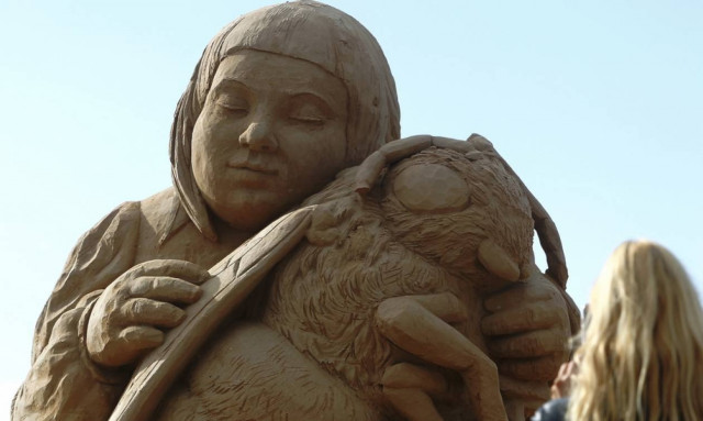 Κι όμως αυτά τα γλυπτά είναι φτιαγμένα από... άμμο! (pics&vid)