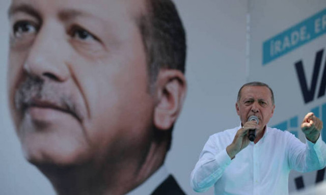 Τι φοβάται ο Ερντογάν; Απαγόρευσε την είσοδο σε ευρωπαίους παρατηρητές των εκλογών της Κυριακής