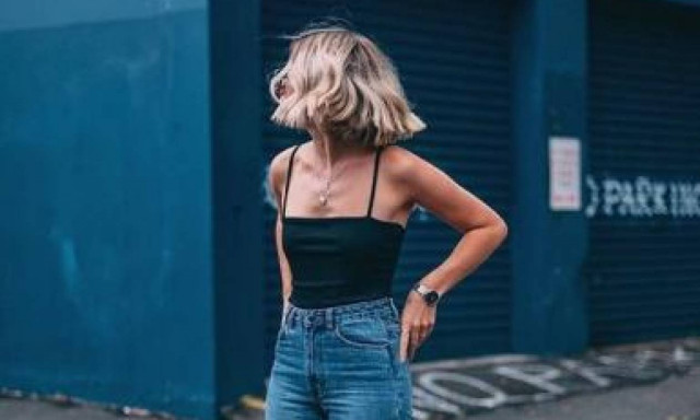 Spaghetti straps: Το top που έχει από τα ‘90s και φέτος θα φορεθεί πολύ