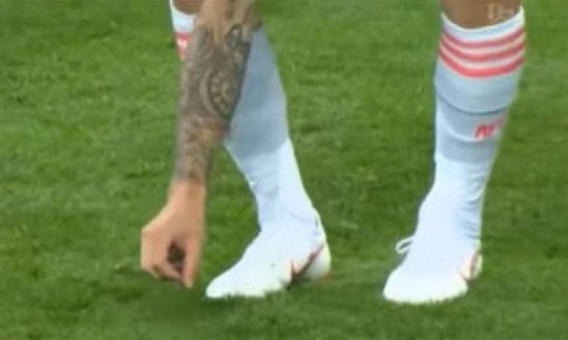 Παγκόσμιο Κύπελλο Ποδοσφαίρου 2018: Πικέ και Ισκο σώζουν πουλάκι την ώρα του αγώνα (vid)