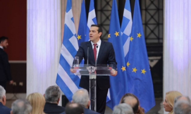 Ο Αλέξης Τσίπρας έβγαλε στο τέλος την γραβάτα και αποκάλυψε πότε θα την ξαναφορέσει (pics)