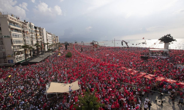 Τρέμει ο Ερντογάν! Μεγαλειώδης προεκλογική συγκέντρωση του Ιντζέ στη Σμύρνη με 2,5 εκατομμύρια κόσμο