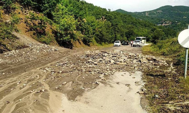 Προβλήματα από την κακοκαιρία: Διακόπηκε η κυκλοφορία στην Ε.Ο. Ιωαννίνων - Κοζάνης