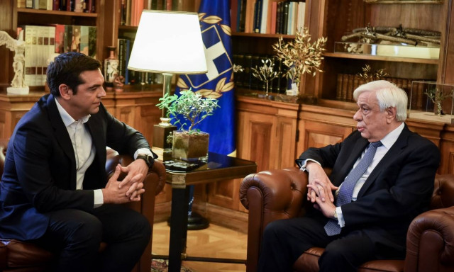 Στις 14:00 ο Τσίπρας ενημερώνει Παυλόπουλο για το χρέος