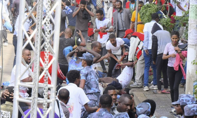 Πανικός σε πολιτική συγκέντρωση από έκρηξη χειροβομβίδας – Τουλάχιστον 83 τραυματίες (Pics)