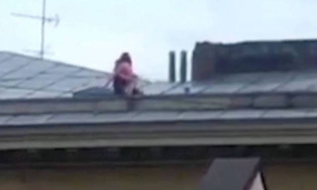 Σεξ που κόβει την… ανάσα! Δεν φαντάζεστε πού το έκαναν ρισκάροντας τη ζωή τους (video)