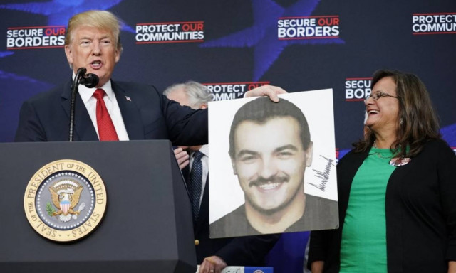 O Τραμπ υποδέχθηκε στο Λευκό Οίκο οικογένειες θυμάτων παράτυπων μεταναστών (video)