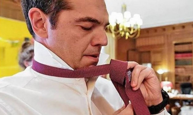 Αλέξης Τσίπρας: Ποιος έδεσε τη γραβάτα του πρωθυπουργού (vid)