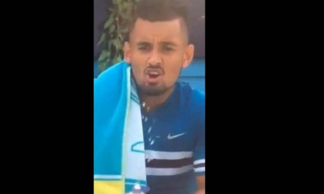 Απίστευτος Κύργιος: «Αυνανίστηκε» με ένα μπουκάλι κατά τη διάρκεια του αγώνα! (video)