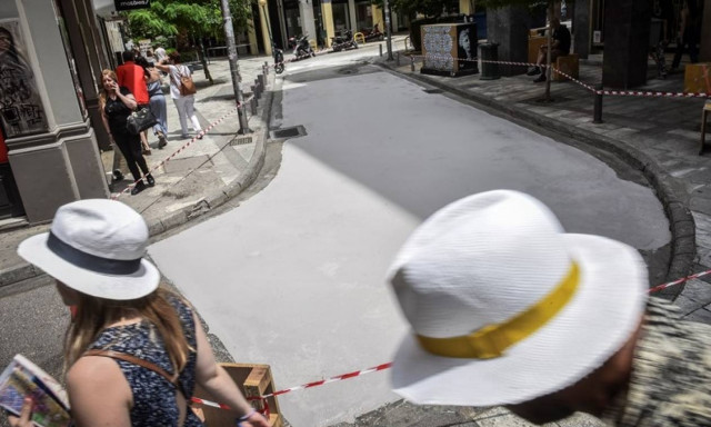 Ο πρώτος «λευκός» δρόμος της Αθήνας! Δείτε πού είναι, γιατί τον έβαψαν και τι να προσέξετε (pics)