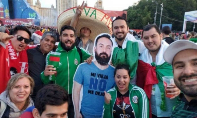 Μουντιάλ 2018: Έφαγε... παντόφλα από τη γυναίκα, δεν πήγε Ρωσία, ωστόσο οι φίλοι του τον πήραν μαζί!