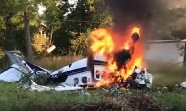 Συγκλονιστικό βίντεο: Η στιγμή που επιβάτης βγαίνει από φλεγόμενο αεροπλάνο μετά τη συντριβή